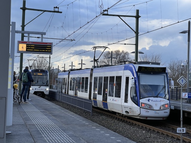 Foto van HTM RegioCitadis 4064 Tram door Stadsbus