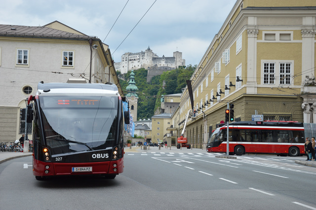 Foto van Salzburg Solaris Trollino 18 327 Gelede bus door Pakjesboot12