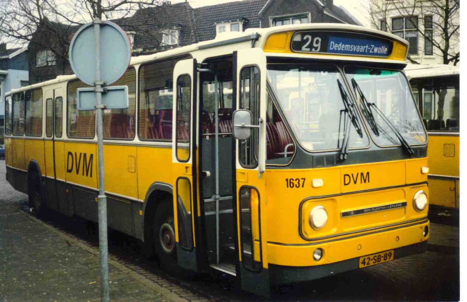 Foto van DVM Leyland-Den Oudsten Standaardstreekbus 1637