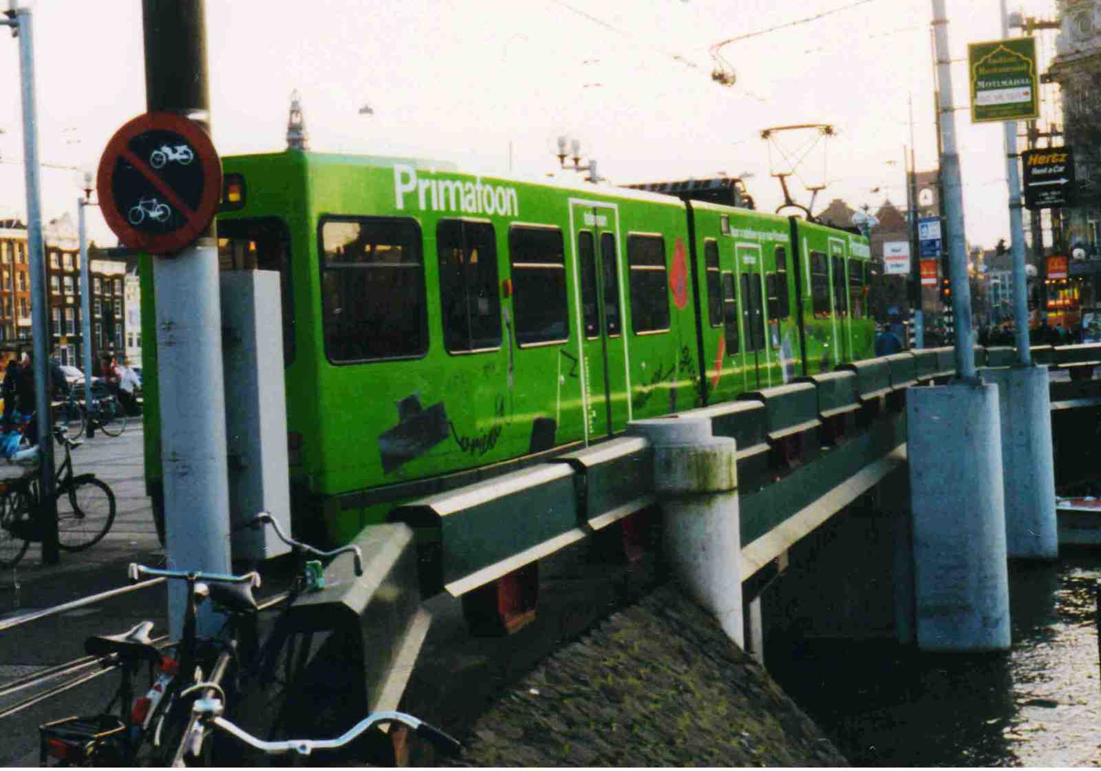 Foto van GVB 12G-tram 820