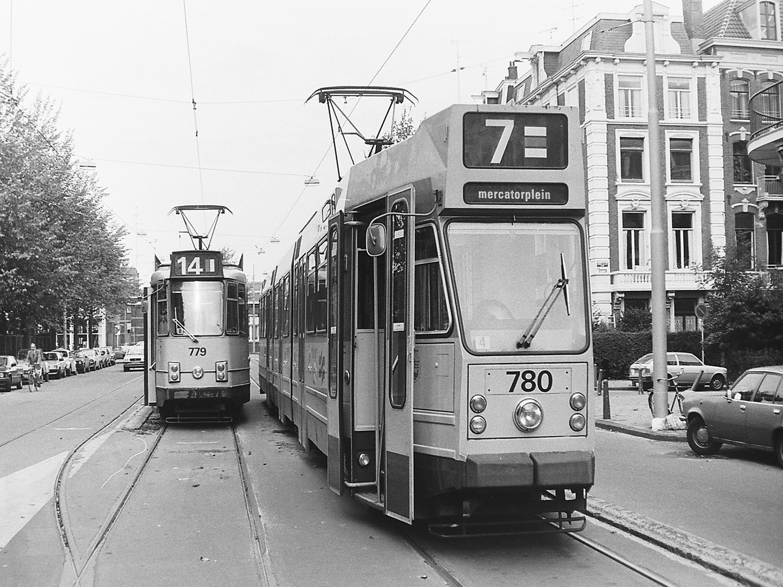Foto van GVB 9- & 10G-tram 780, GVB 8G-tram 779
